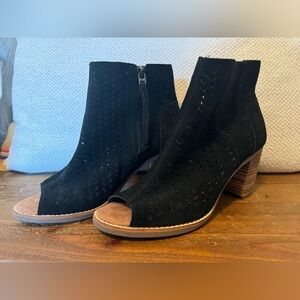 TOMS Women's Majorca Peep Toe Bootie black  Suede Perforated